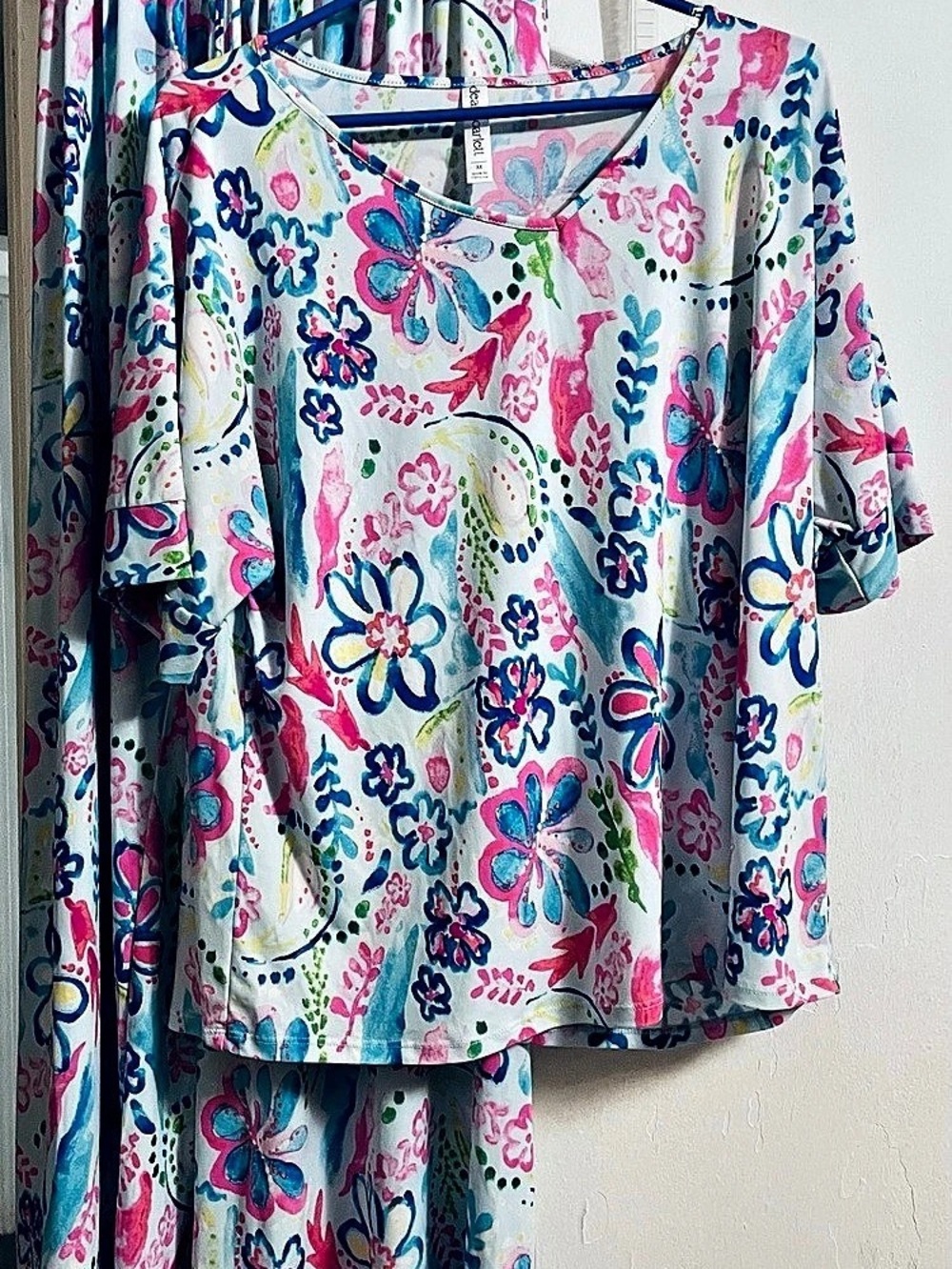 NWOT! Dear Scarlet - Floral Short Sleeve Top and Lounge Pant Set - Size - Medium